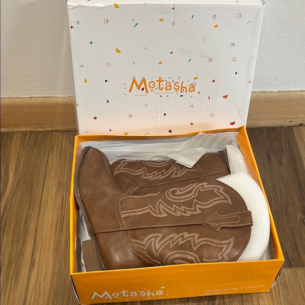 Motasha Brown Leather Boots Classic Design NWOT  big kid size 4